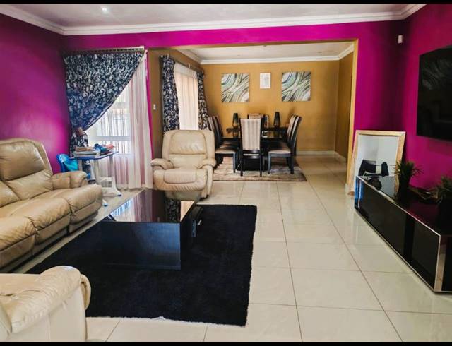 4 BEDROOM HOUSE FOR SALE IN WOODHILL ESTATE
